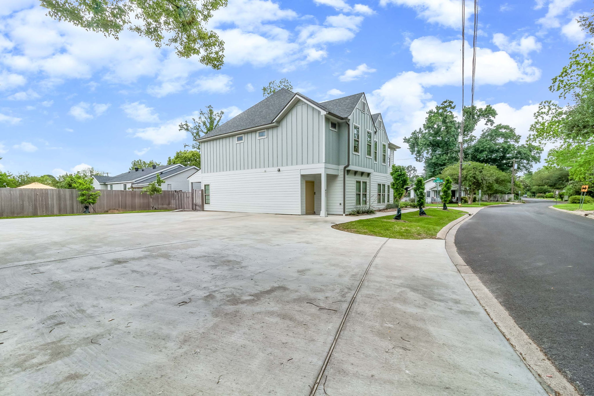 2-web-or-mls-411 Curtis Street- B-25