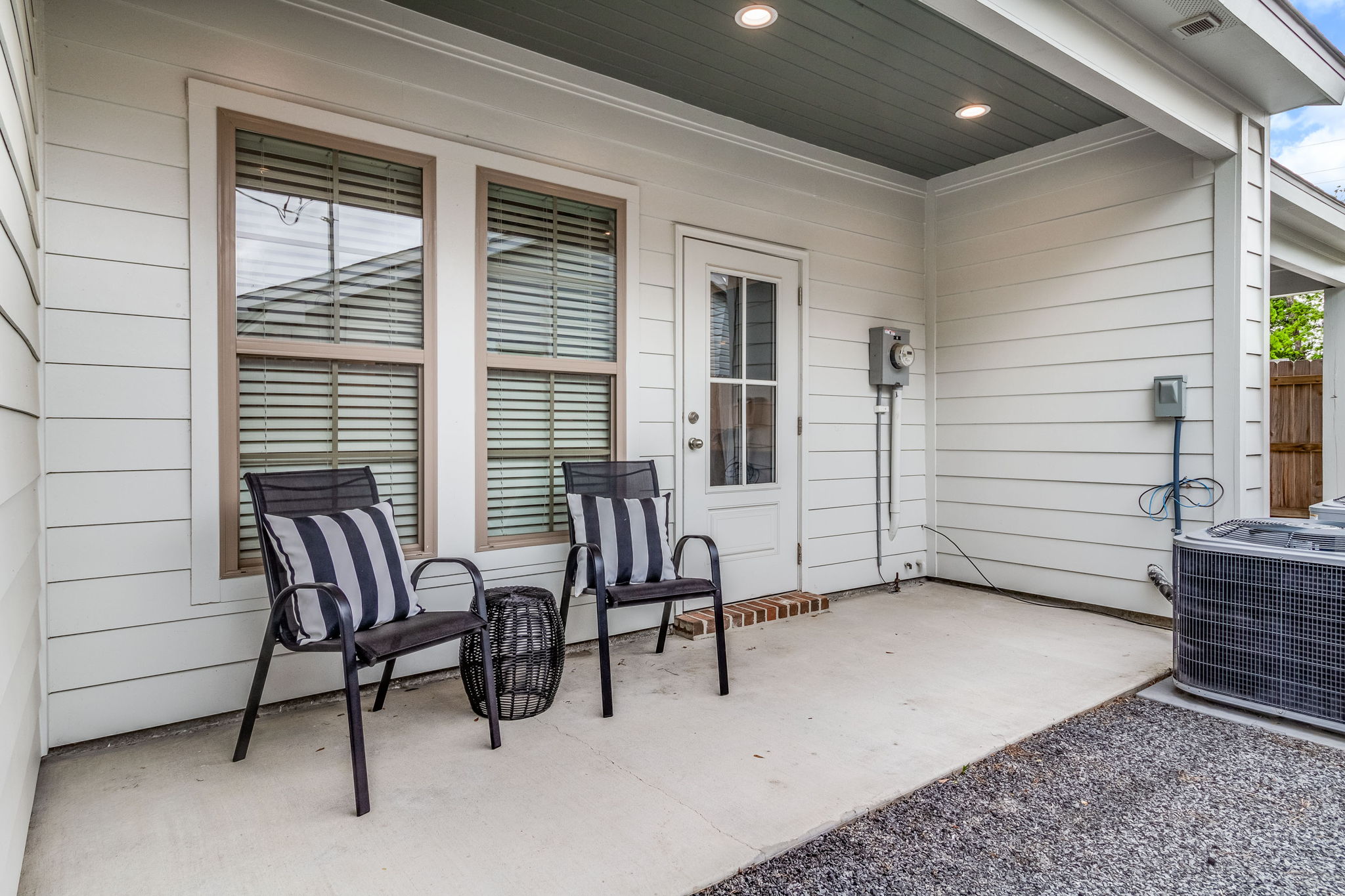 25-web-or-mls-411 Curtis Street- B-24